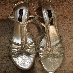 Sz 7.5 Nina silver crinkly stappy sandal